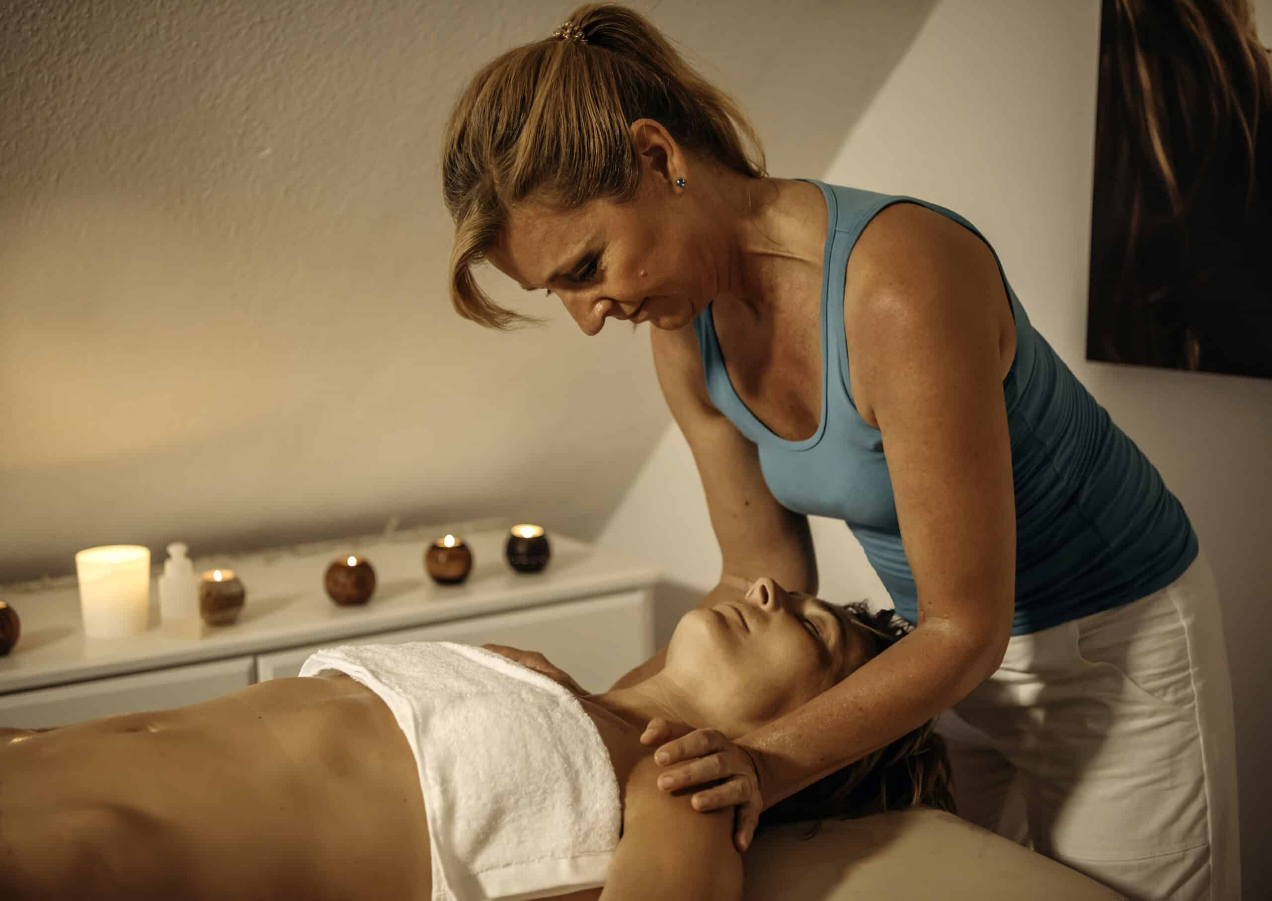 Massage für Entspannung und Achtsamkeit Frau erhält eine entspannende Massage, Fokus auf Berührung und Wohlbefinden.