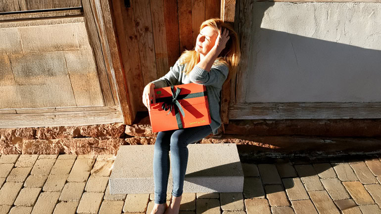 Doris Mayer mit Geschenkpaket